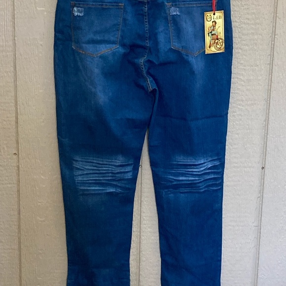 L & B Cropped, Distressed Jeans - Picture 4 of 4